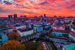 Ognista panorama i wywyższające się wieżowce