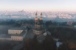 Poznańska katedra w blasku porannego Słońca