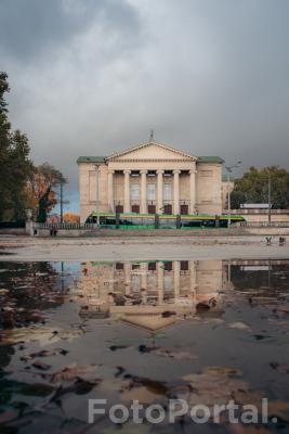 Jesienna bimba przed Operą