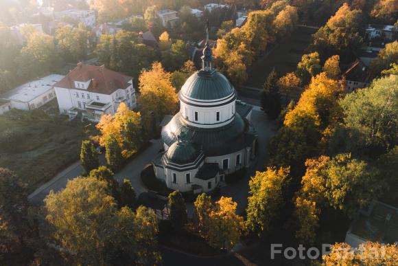 Jesienny kościół św. Jana Vianneya na Sołaczu