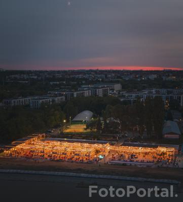 Klub na fali podczas blue hour