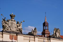 Spoglądając w górę na dachy przy Ratuszu