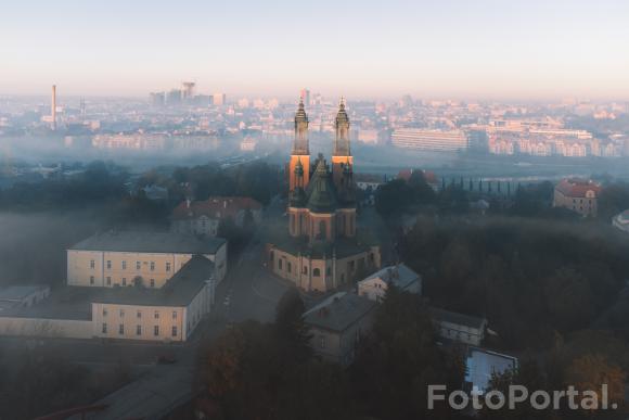 Poznańska katedra w blasku porannego Słońca