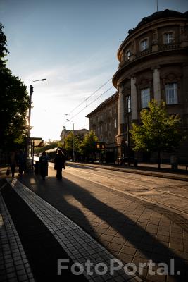 Ulica Fredry Otulona Światłem Ciepłego Zachodzącego Słońca w Majowy Wieczór