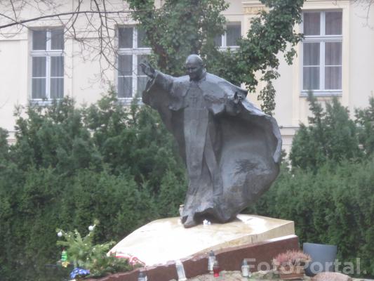 pomnik w parku