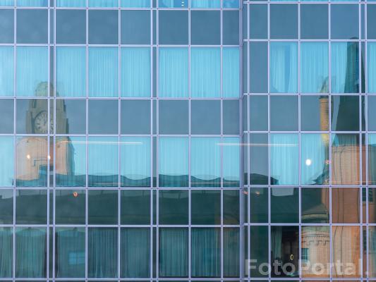 Odbicie wieży Starego Browaru w oknach biurowca