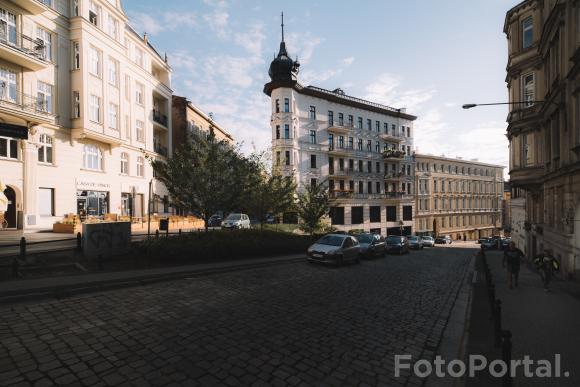 Żelazko w blasku porannych promieni Słońca