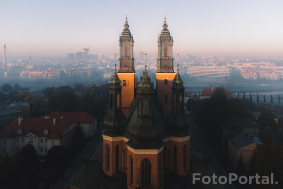 Poznańska katedra w blasku porannego Słońca