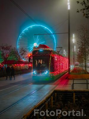 Świąteczna Bimba mijająca plac W.