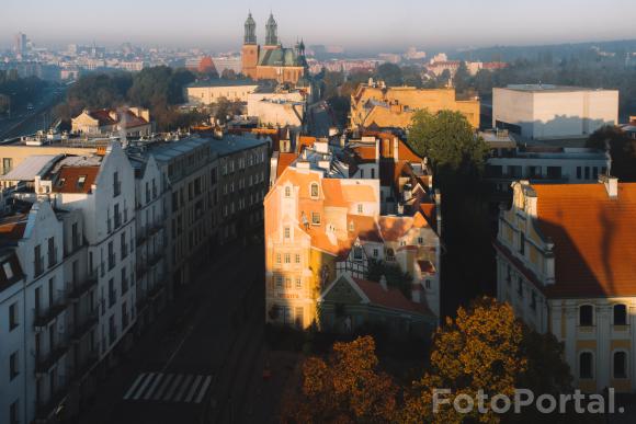 Śródecki mural w blasku wschodzącego jesiennego Słońca