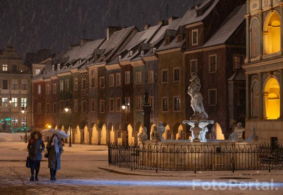 Śnieg ukrywa Stary Rynek