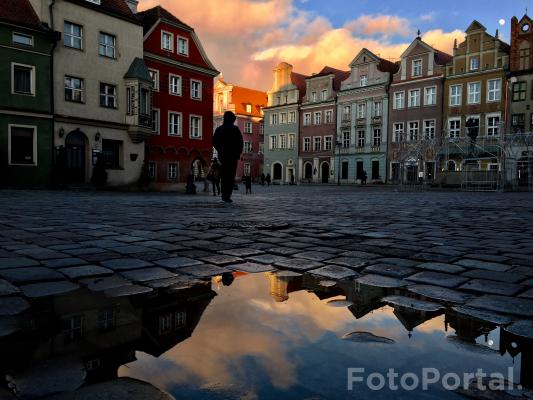 Stary rynek z perspektywy kałuży