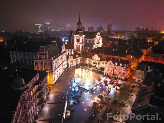 Plac Kolegiacki na czele z choinką 🎄