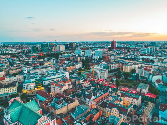 Stare miasto po zachodzie słońca