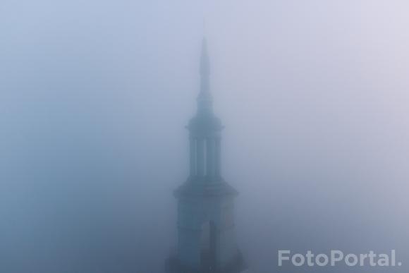 Ratusz w objęciach porannej mgły