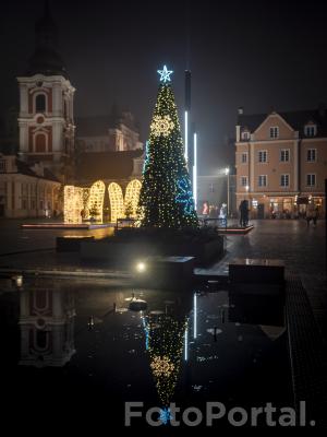 Świąteczne dokorację na Placu Kolegiackim