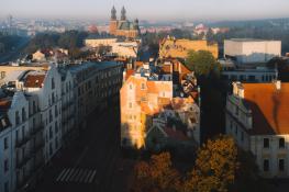 Śródecki mural w blasku wschodzącego jesiennego Słońca