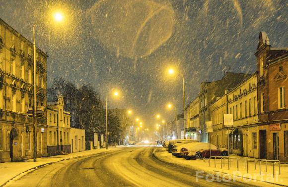 Poznańska ulica Główna w zimowej aurze