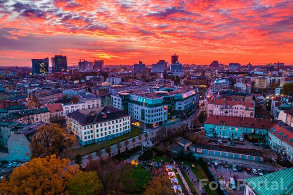 Ognista panorama i wywyższające się wieżowce