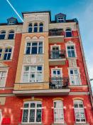 Ceglana kamienica i odbicia w oknach