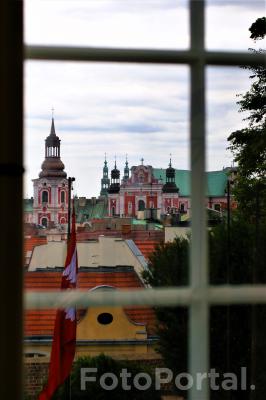 Widok przez okno na Kolegiatę