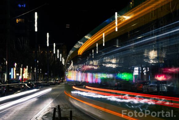 Świetlny puls nocy: Tramwaj na Świętym Marcinie