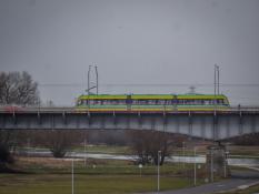 Most Królowej Jadwigi z tramwajem.