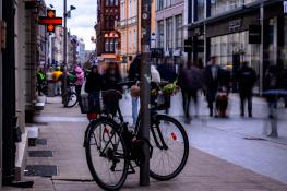 Półwiejska w biegu: Czas stoi, miasto pędzi