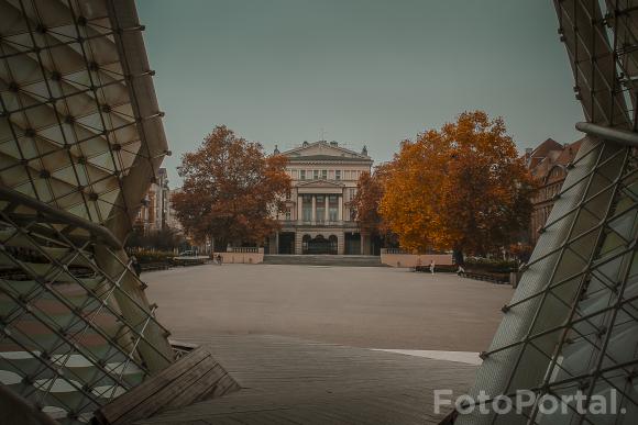 Plac Wolności w jesienny poranek