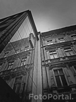 Po drugiej stronie lustra