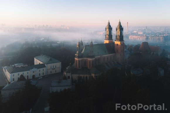 Poznańska katedra w blasku porannego Słońca