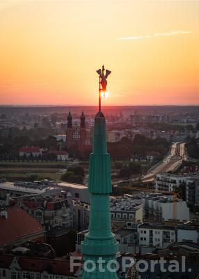 Siegaj gdzie wzrok nie siega, ratusz i wschod słonca.