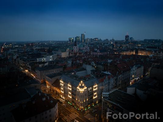 Nocny widok na kamienice "ORZO"