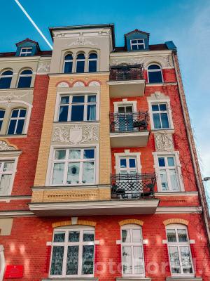 Ceglana kamienica i odbicia w oknach