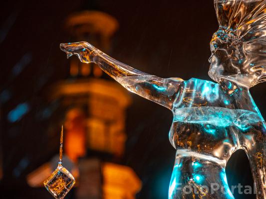 Suknia rzeźbiona lodem na miarę | Stary Rynek