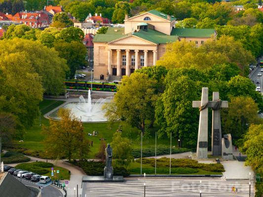 Wiosna pod operą