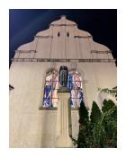 Między niebem a ziemią.