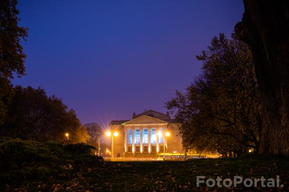 Teatr Wielki im. Stanisława Moniuszki w Poznaniu nocą.