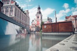 Plac Kolegiacki w promieniach słońca