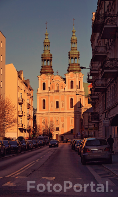 Kościół Bernardynów w blasku złotej godziny.