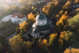 Jesienny kościół św. Jana Vianneya na Sołaczu