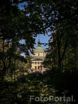 Kościół św. Jana Vianneya widziany z parku