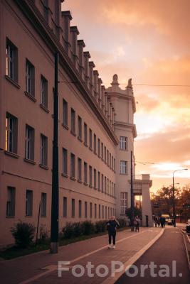 Collegium Heliodori Święcicki o zachodzie Słońca