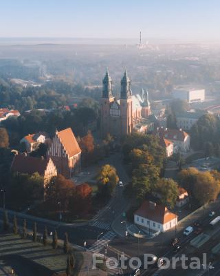 Poznańska katedra w blasku porannego Słońca