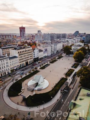 Plac Wolności o zachodzie słońca