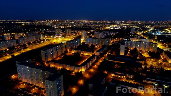 Znad blokowiska: Stare Miasto na horyzoncie