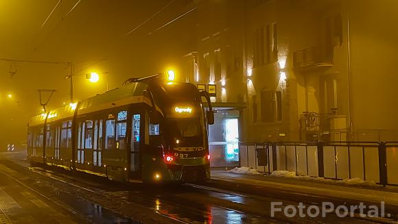 Tramwaj na przystanku